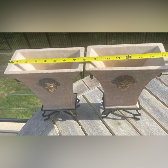 2 Cracked beige pedestal planters with gold gold monkey face - Picture 8 of 9